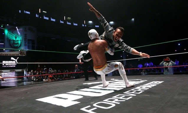 Lewis Hamilton 登上摔角场对战墨西哥职业选手 “ 神之子 ”